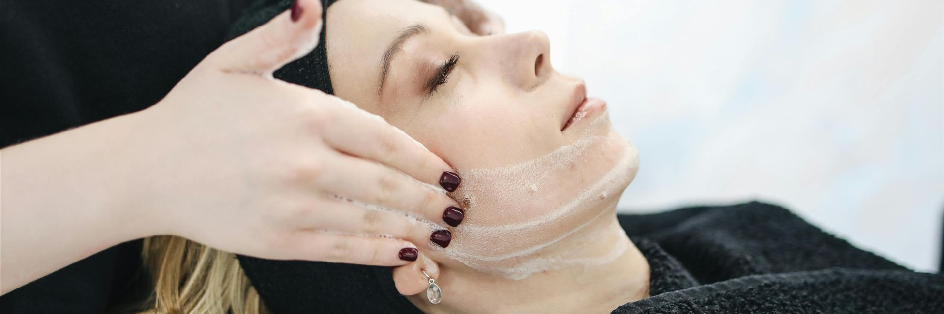 Frau Mit Gesichtspflege